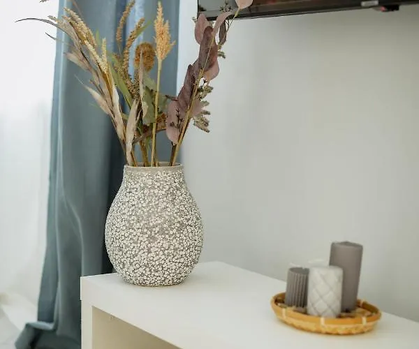 Uue Taenava Korter Курессааре